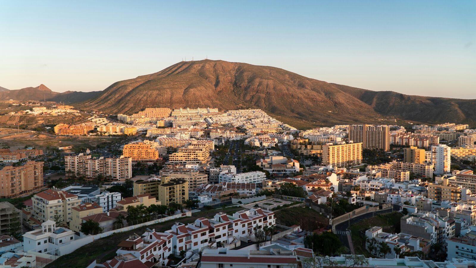 Vista de Los Cristianos y Costa Adeje, Tenerife Sur — Atlantic Keys personal shopper inmobiliario